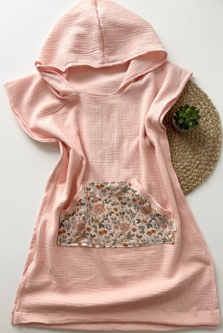 Slika izdelka KOPALNI PONČO ROZA Z ROŽASTIM ŽEPOM