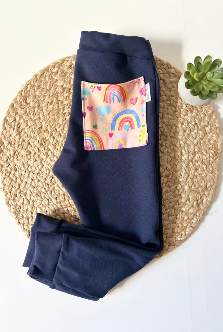 Slika izdelka DOLGE HLAČE ZA OTROKE - TEMNO MODRE Z MAVRICO