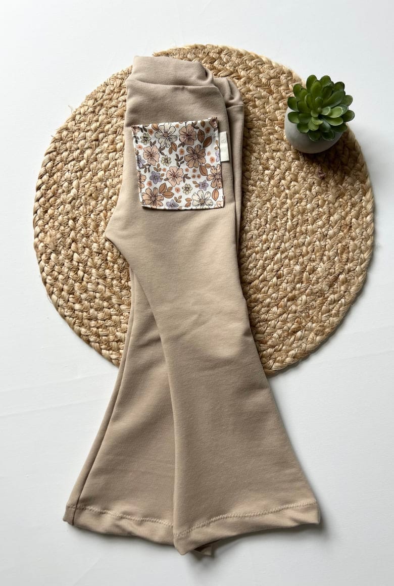 Slika izdelka OTROŠKE HLAČE NA ZVONEC - BEŽ Z ROŽAMI