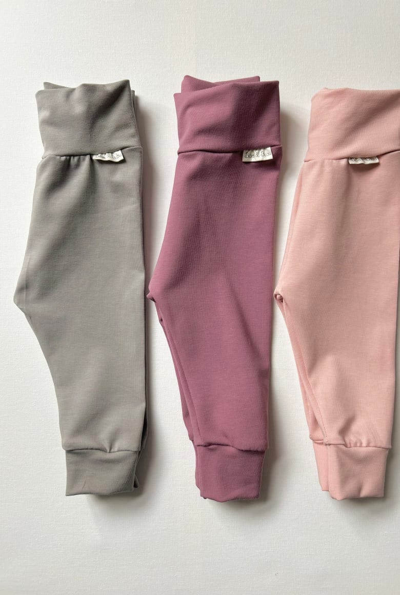 Slika izdelka KOMPLET TREH HLAČ ZA DOJENČKA - siva, lila, roza
