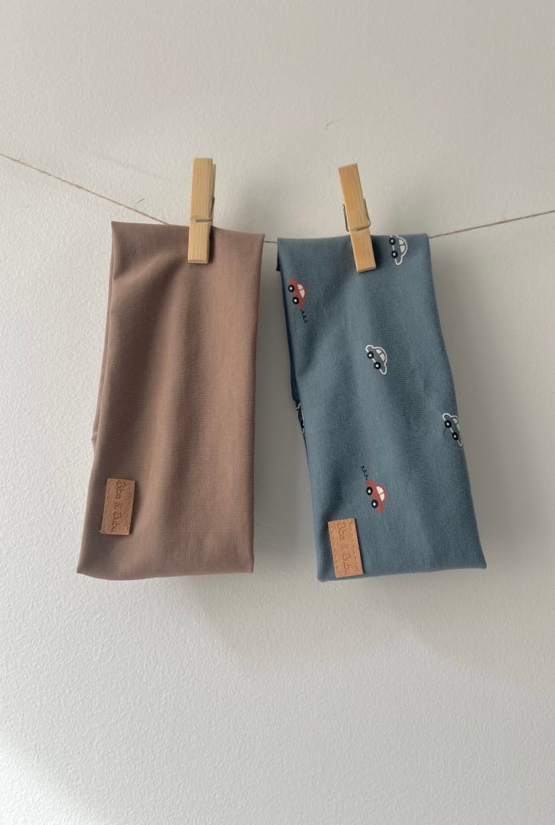 Slika izdelka SET 2 TRAKOV ZA UŠESA - RJAV IN MODER Z AVTOMOBILI